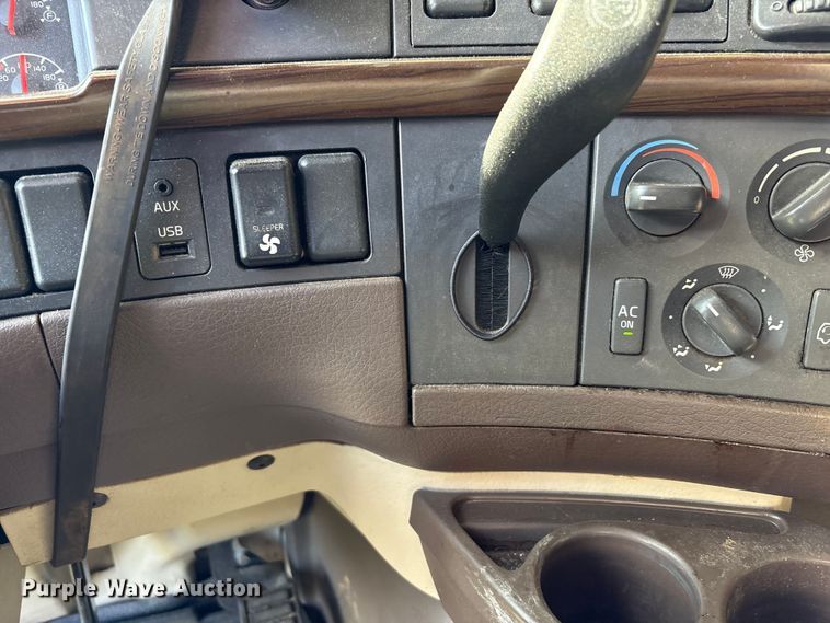 image for item EM6132 2015 Volvo VNL semi truck