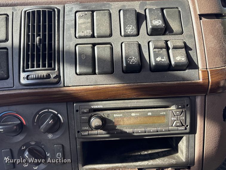 image for item EM6132 2015 Volvo VNL semi truck