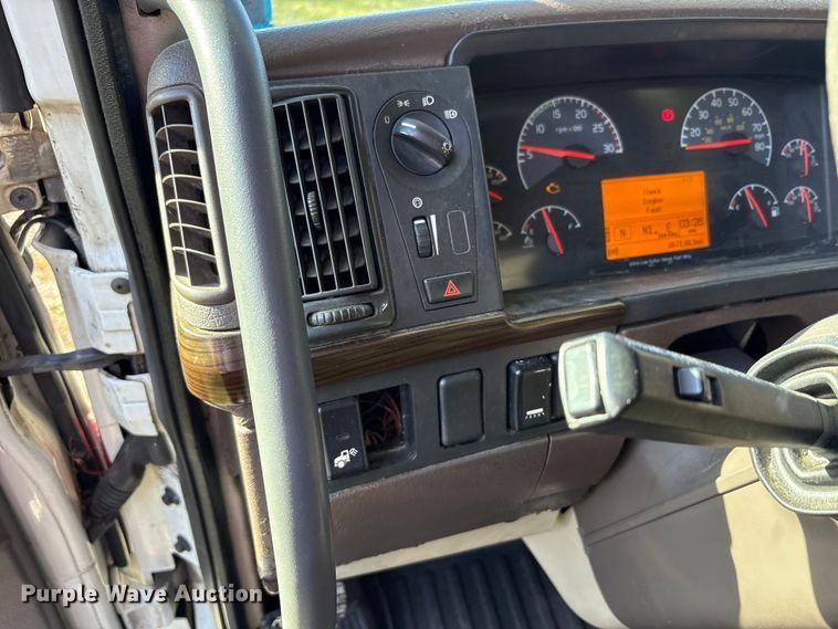 image for item EM6132 2015 Volvo VNL semi truck