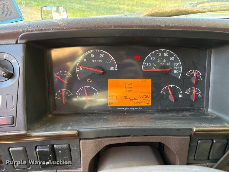 image for item EM6132 2015 Volvo VNL semi truck