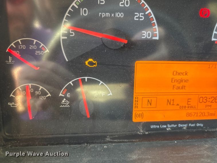 image for item EM6132 2015 Volvo VNL semi truck