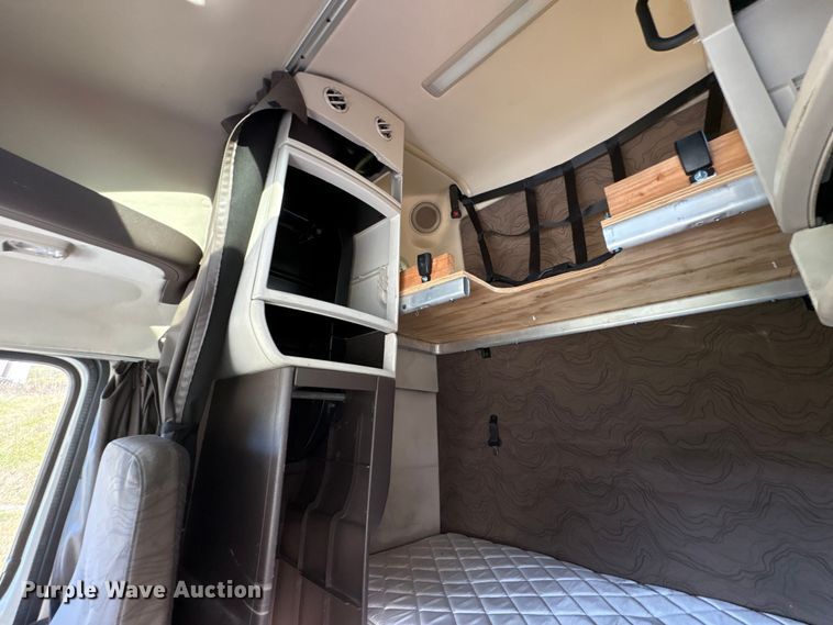 image for item EM6132 2015 Volvo VNL semi truck