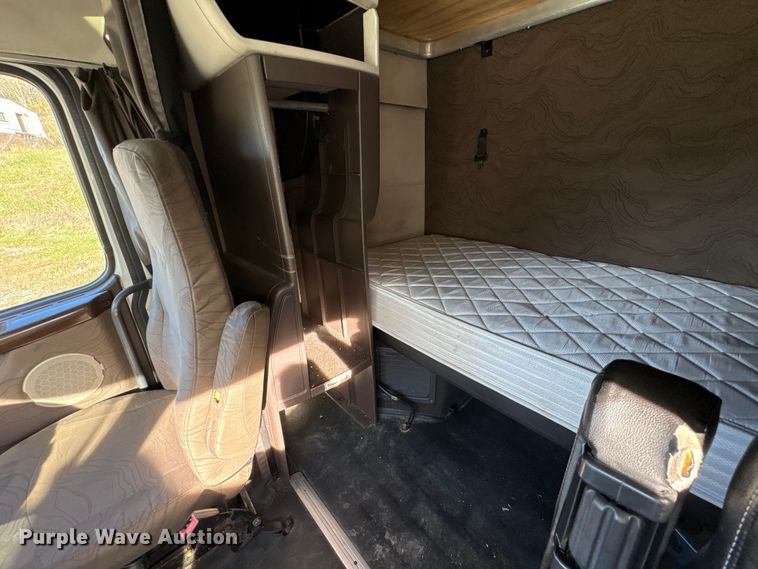 image for item EM6132 2015 Volvo VNL semi truck