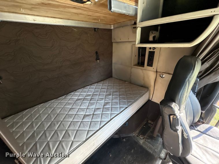 image for item EM6132 2015 Volvo VNL semi truck