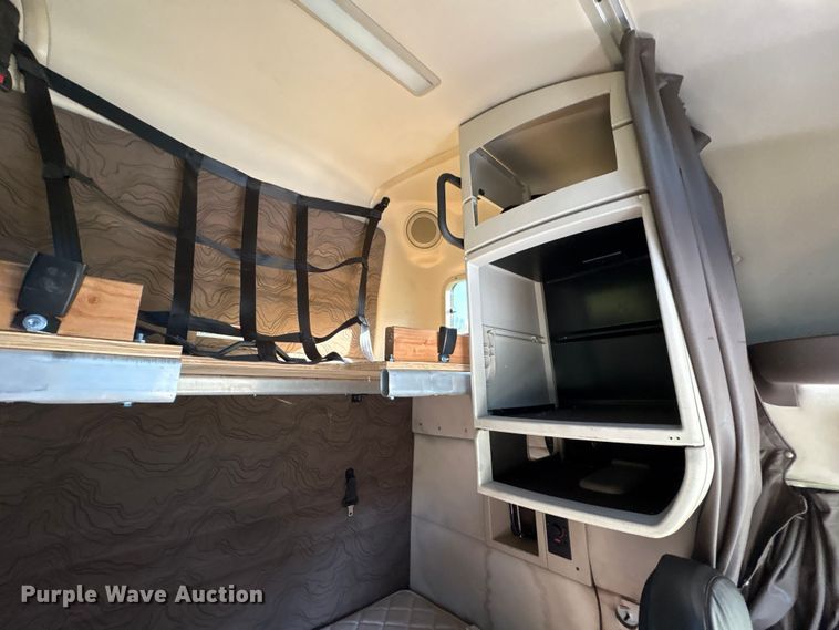 image for item EM6132 2015 Volvo VNL semi truck