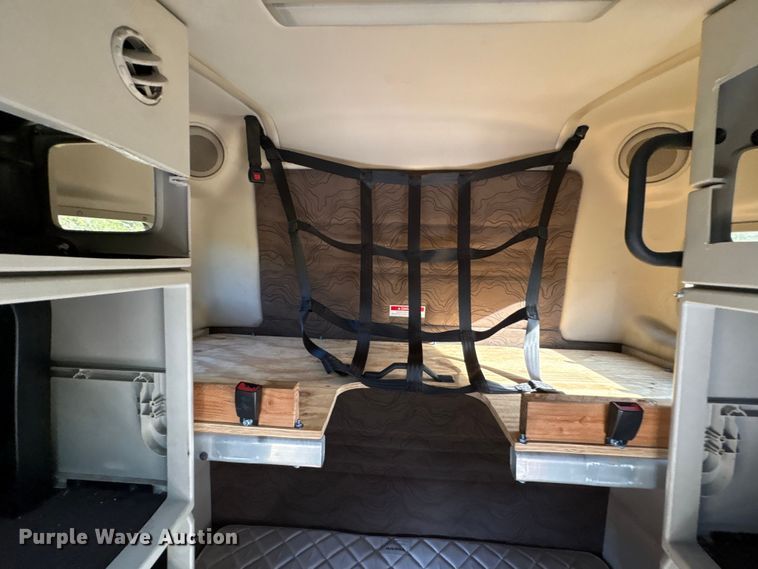 image for item EM6132 2015 Volvo VNL semi truck