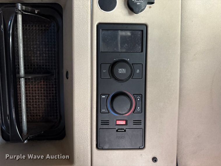 image for item EM6132 2015 Volvo VNL semi truck