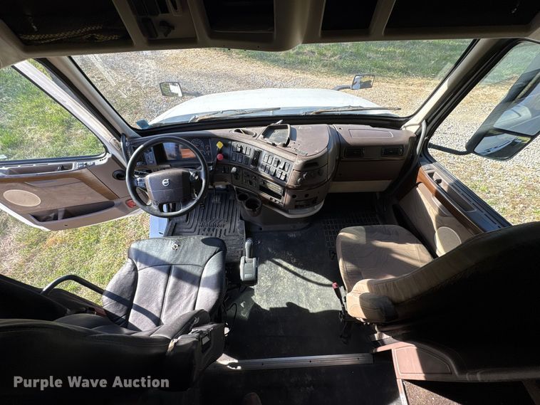 image for item EM6132 2015 Volvo VNL semi truck