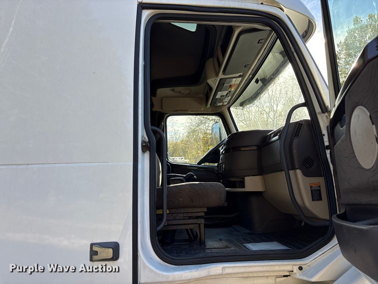 image for item EM6132 2015 Volvo VNL semi truck