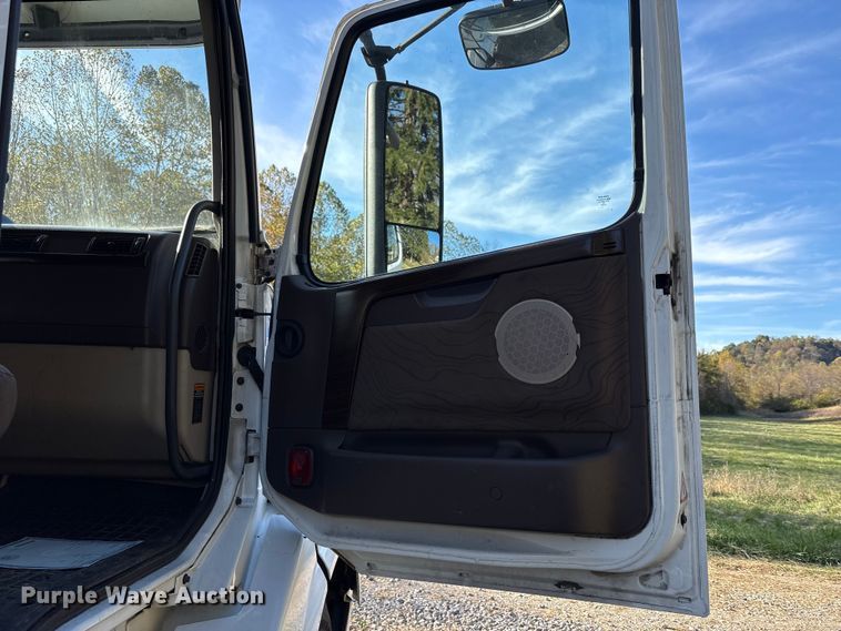 image for item EM6132 2015 Volvo VNL semi truck