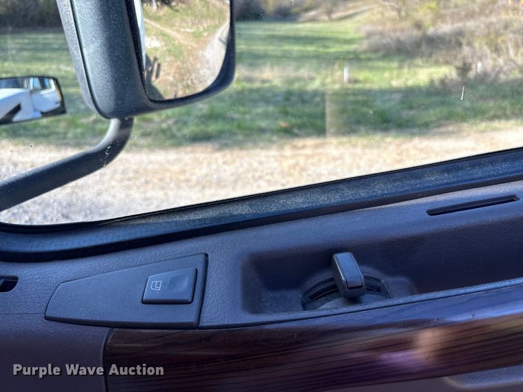 image for item EM6132 2015 Volvo VNL semi truck