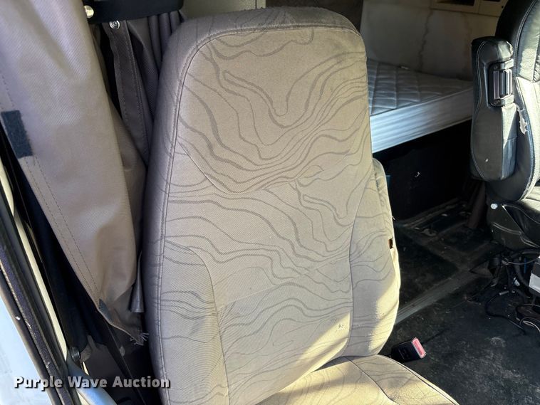 image for item EM6132 2015 Volvo VNL semi truck