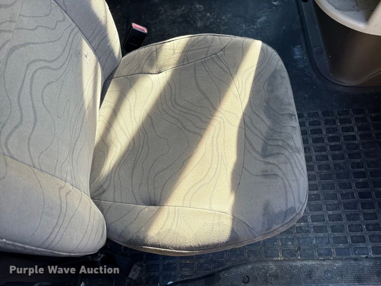 image for item EM6132 2015 Volvo VNL semi truck