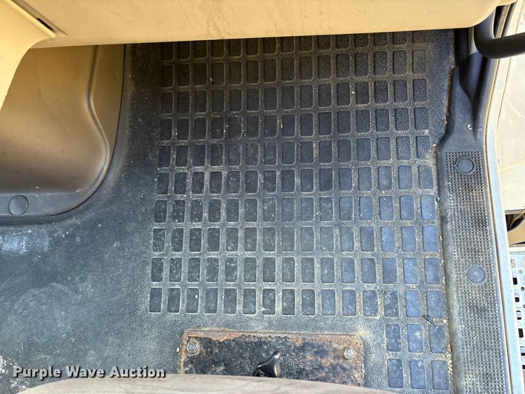 image for item EM6132 2015 Volvo VNL semi truck