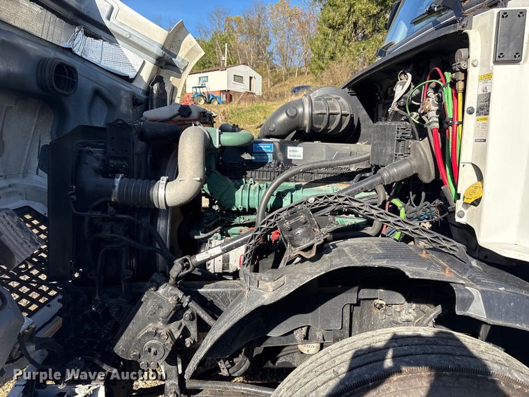 image for item EM6132 2015 Volvo VNL semi truck