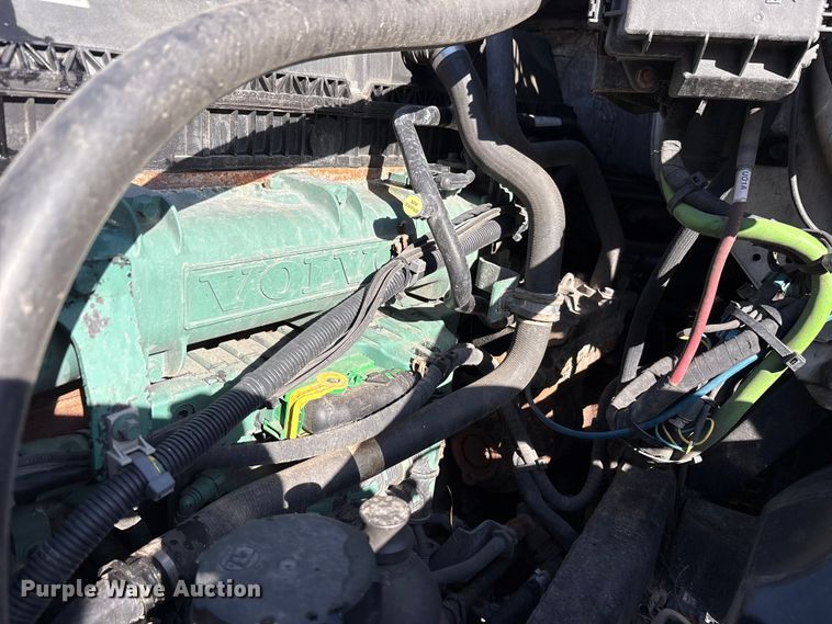 image for item EM6132 2015 Volvo VNL semi truck