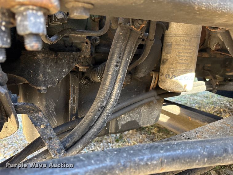 image for item EM6132 2015 Volvo VNL semi truck