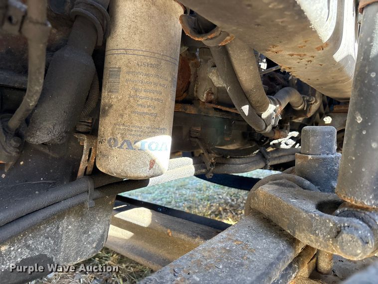 image for item EM6132 2015 Volvo VNL semi truck