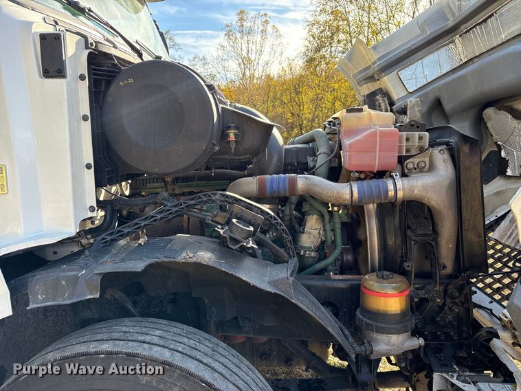 image for item EM6132 2015 Volvo VNL semi truck