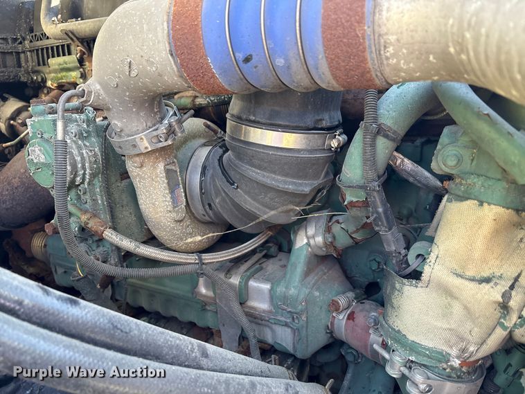 image for item EM6132 2015 Volvo VNL semi truck