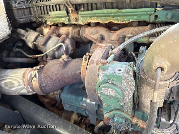 image for item EM6132 2015 Volvo VNL semi truck