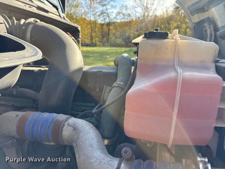 image for item EM6132 2015 Volvo VNL semi truck