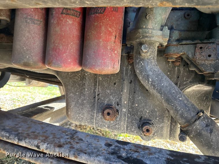 image for item EM6132 2015 Volvo VNL semi truck