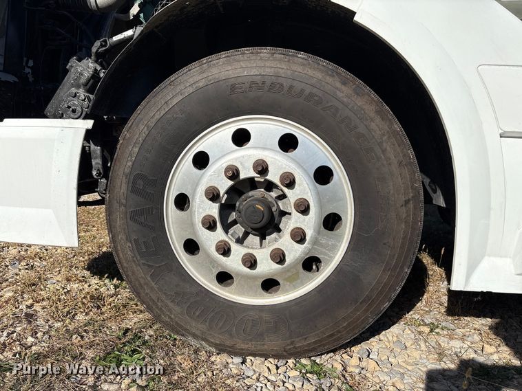 image for item EM6132 2015 Volvo VNL semi truck