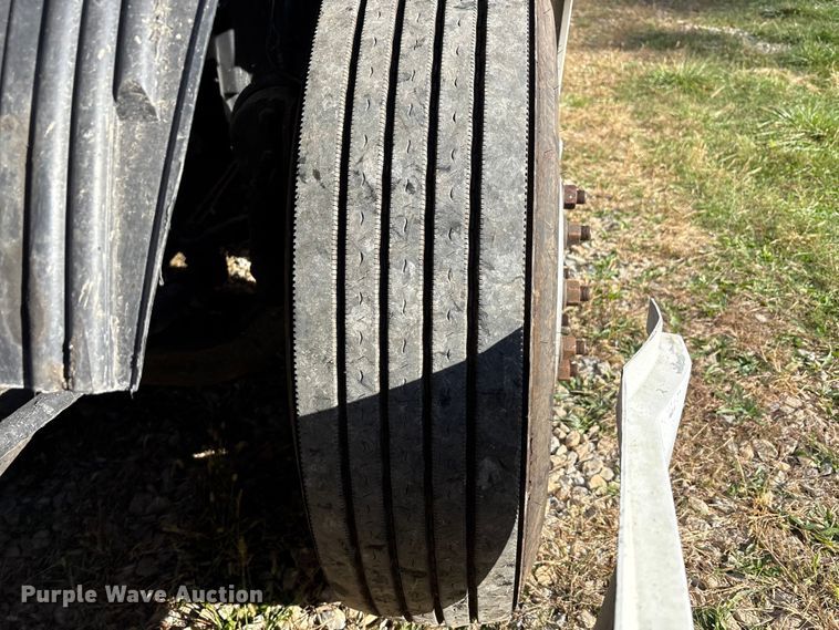 image for item EM6132 2015 Volvo VNL semi truck