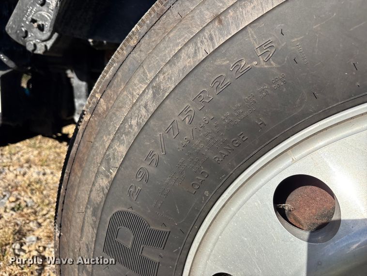 image for item EM6132 2015 Volvo VNL semi truck