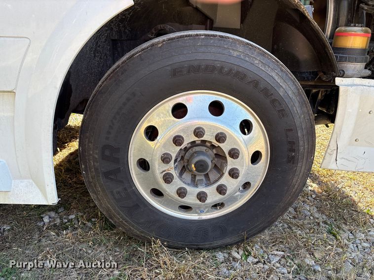 image for item EM6132 2015 Volvo VNL semi truck