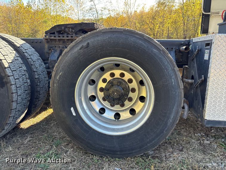 image for item EM6132 2015 Volvo VNL semi truck