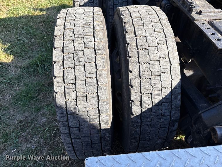 image for item EM6132 2015 Volvo VNL semi truck