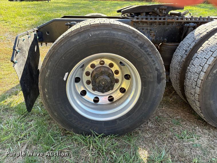 image for item EM6132 2015 Volvo VNL semi truck