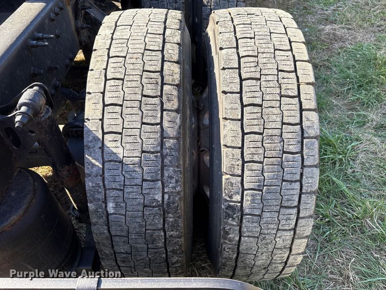 image for item EM6132 2015 Volvo VNL semi truck