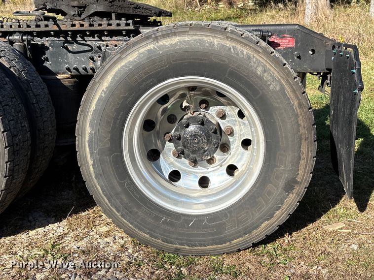 image for item EM6132 2015 Volvo VNL semi truck