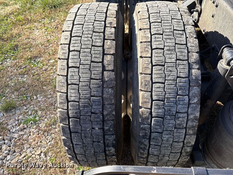 image for item EM6132 2015 Volvo VNL semi truck