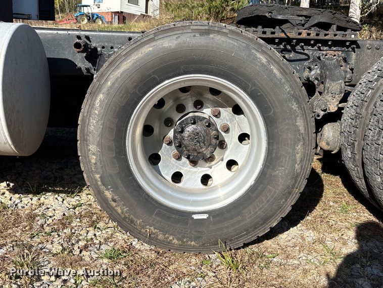 image for item EM6132 2015 Volvo VNL semi truck