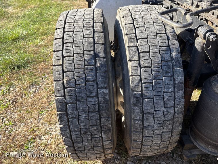 image for item EM6132 2015 Volvo VNL semi truck