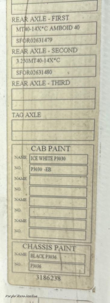 image for item EM6132 2015 Volvo VNL semi truck