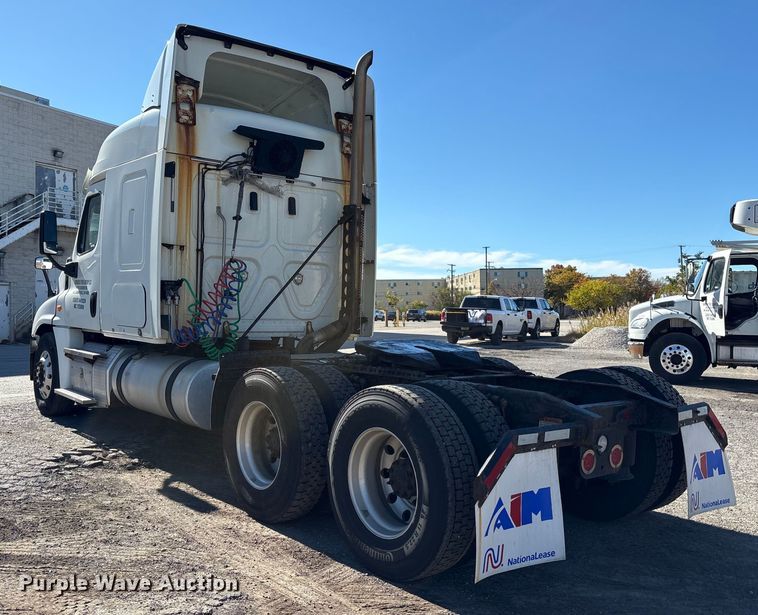 image for item EM6139 2018 Freightliner Cascadia 125 semi truck