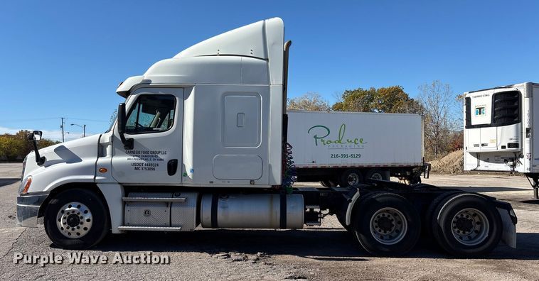 image for item EM6139 2018 Freightliner Cascadia 125 semi truck