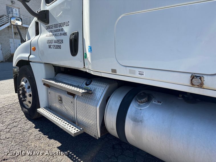 image for item EM6139 2018 Freightliner Cascadia 125 semi truck