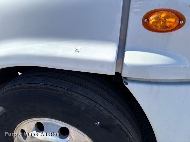 image for item EM6139 2018 Freightliner Cascadia 125 semi truck