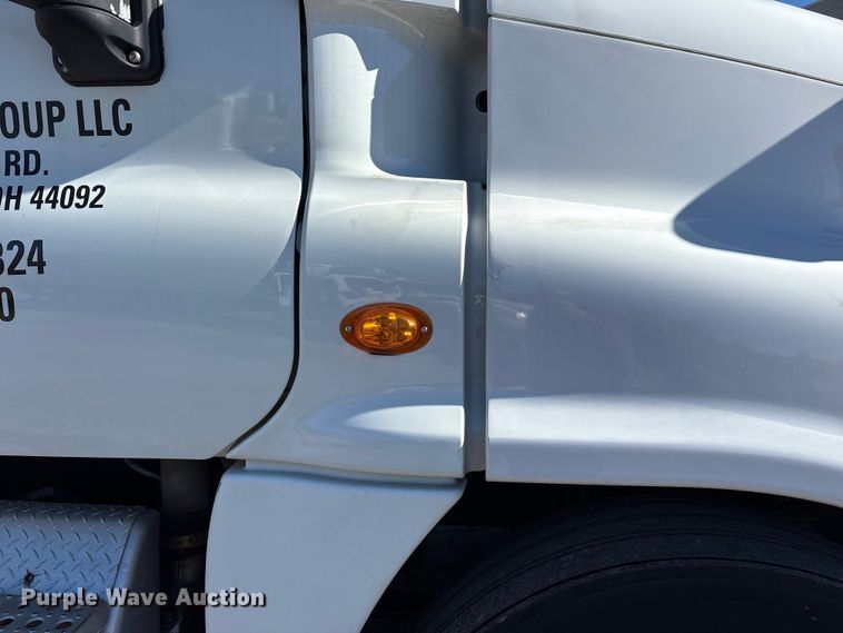 image for item EM6139 2018 Freightliner Cascadia 125 semi truck