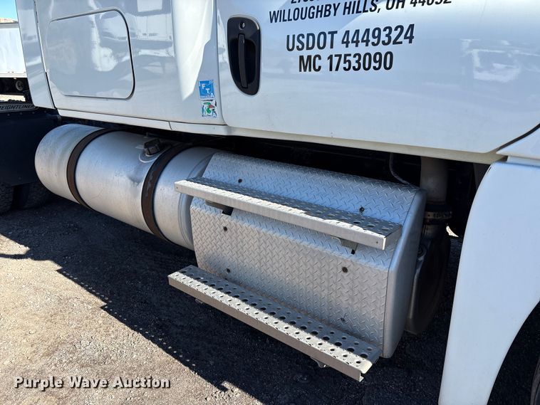 image for item EM6139 2018 Freightliner Cascadia 125 semi truck