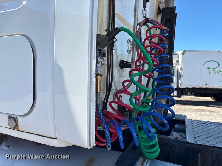 image for item EM6139 2018 Freightliner Cascadia 125 semi truck