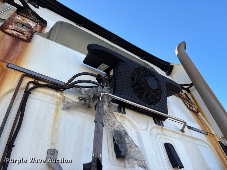 image for item EM6139 2018 Freightliner Cascadia 125 semi truck