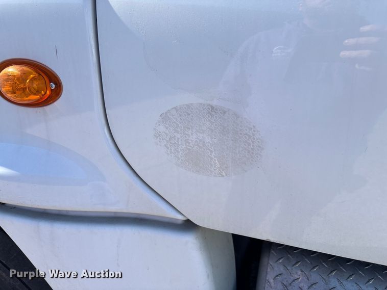 image for item EM6139 2018 Freightliner Cascadia 125 semi truck