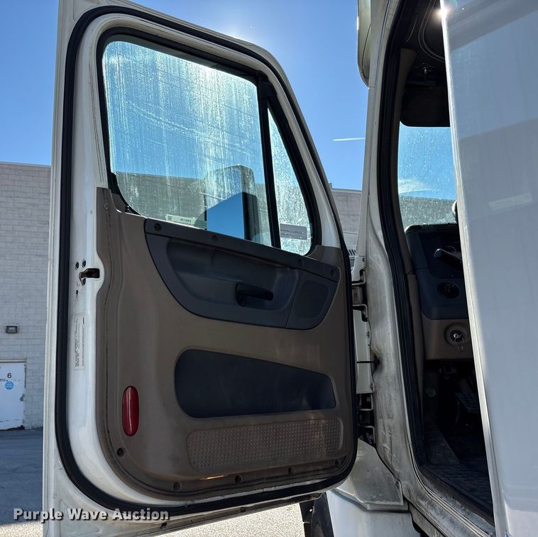 image for item EM6139 2018 Freightliner Cascadia 125 semi truck